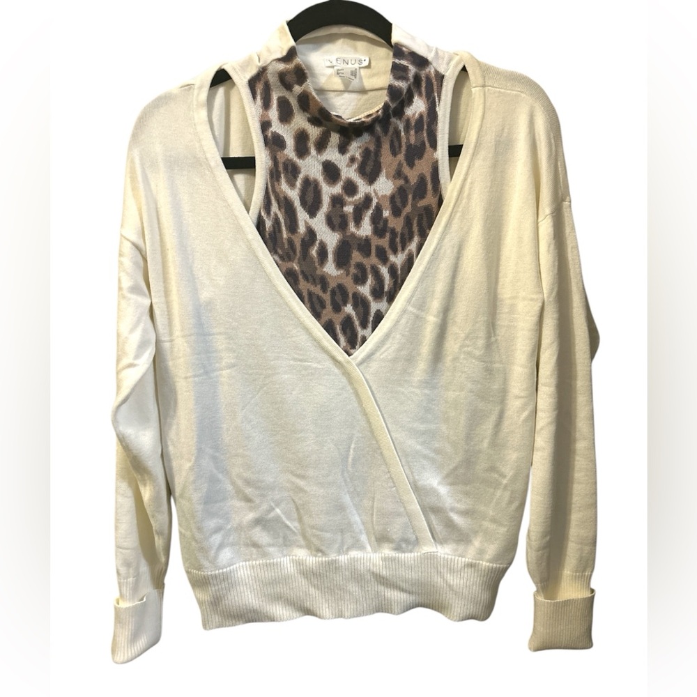 Stylish cream sweater with leopard print accent